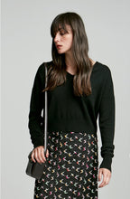 CASHMERE CROPPED V-NECK SWEATER