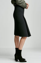 CREPE KNIT PLEAT FRONT SKIRT