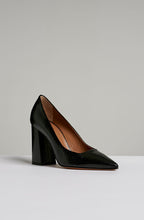 TRAPEZE BLOCK HEEL