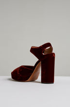 BLOCK HEEL CROSS FRONT SANDAL