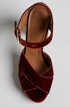 BLOCK HEEL CROSS FRONT SANDAL