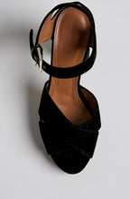 BLOCK HEEL CROSS FRONT SANDAL