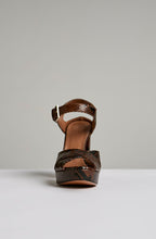 BLOCK HEEL CROSS FRONT SANDAL