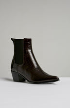POINTED CHELSEA BOOT