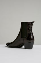 POINTED CHELSEA BOOT
