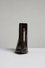 POINTED CHELSEA BOOT
