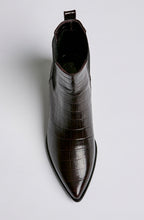 POINTED CHELSEA BOOT