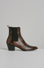 POINTED CHELSEA BOOT