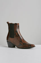 POINTED CHELSEA BOOT