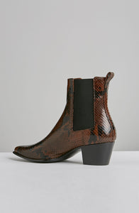 POINTED CHELSEA BOOT