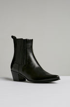POINTED CHELSEA BOOT