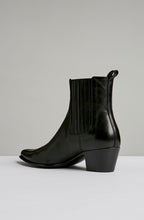 POINTED CHELSEA BOOT