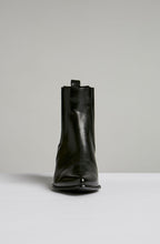 POINTED CHELSEA BOOT