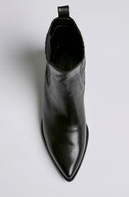 POINTED CHELSEA BOOT